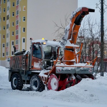 В Норильске активно очищают территорию от снега