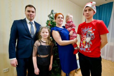 Глава Норильска вручил троим юным норильчанам подарки с «Елки желаний»