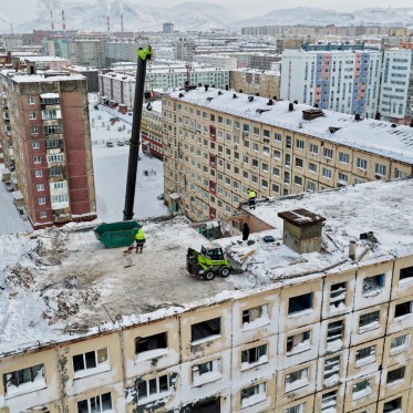 На улице Лауреатов, 75 продолжается демонтаж аварийного дома