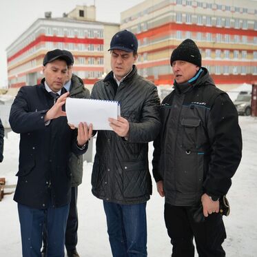 В рамках визита в Норильск Губернатор Красноярского края посетил площадку строительства стелы «Город трудовой доблести»