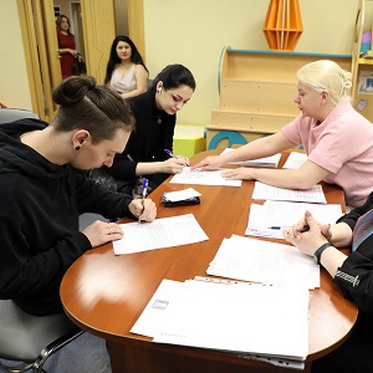 Молодые семьи Норильска получили соцвыплаты на покупку жилья
